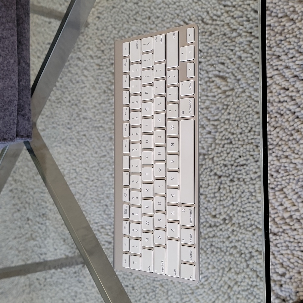 Apple Silver Wireless Keyboard (Bluetooth) A1314